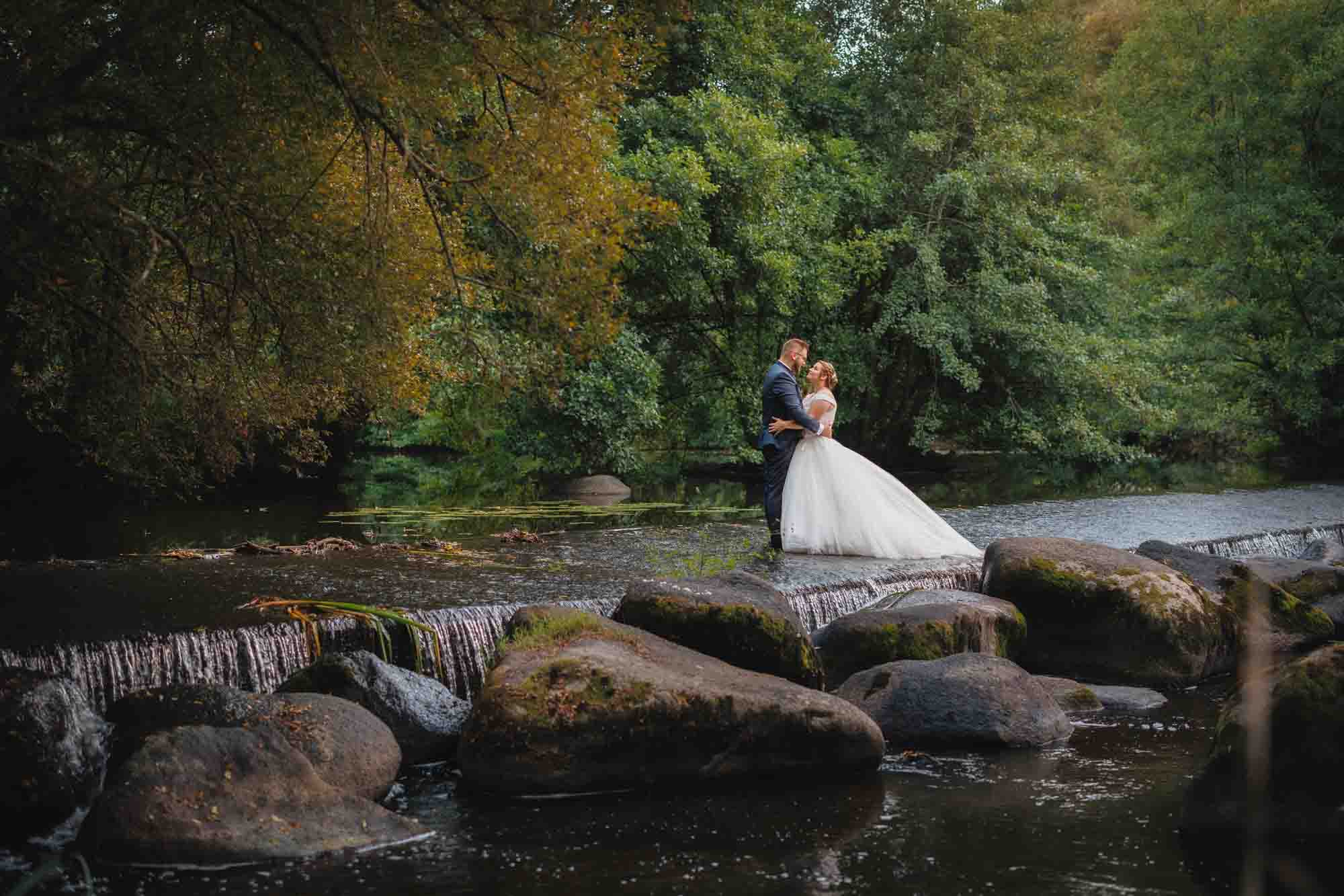 Mariés qui posent près de la Sèvre - Photographe Mariage Niort