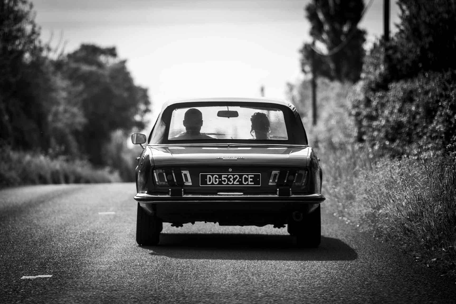 Reportage-photo noir-et-blanc voiture des mariés - Photographe Mariage Niort