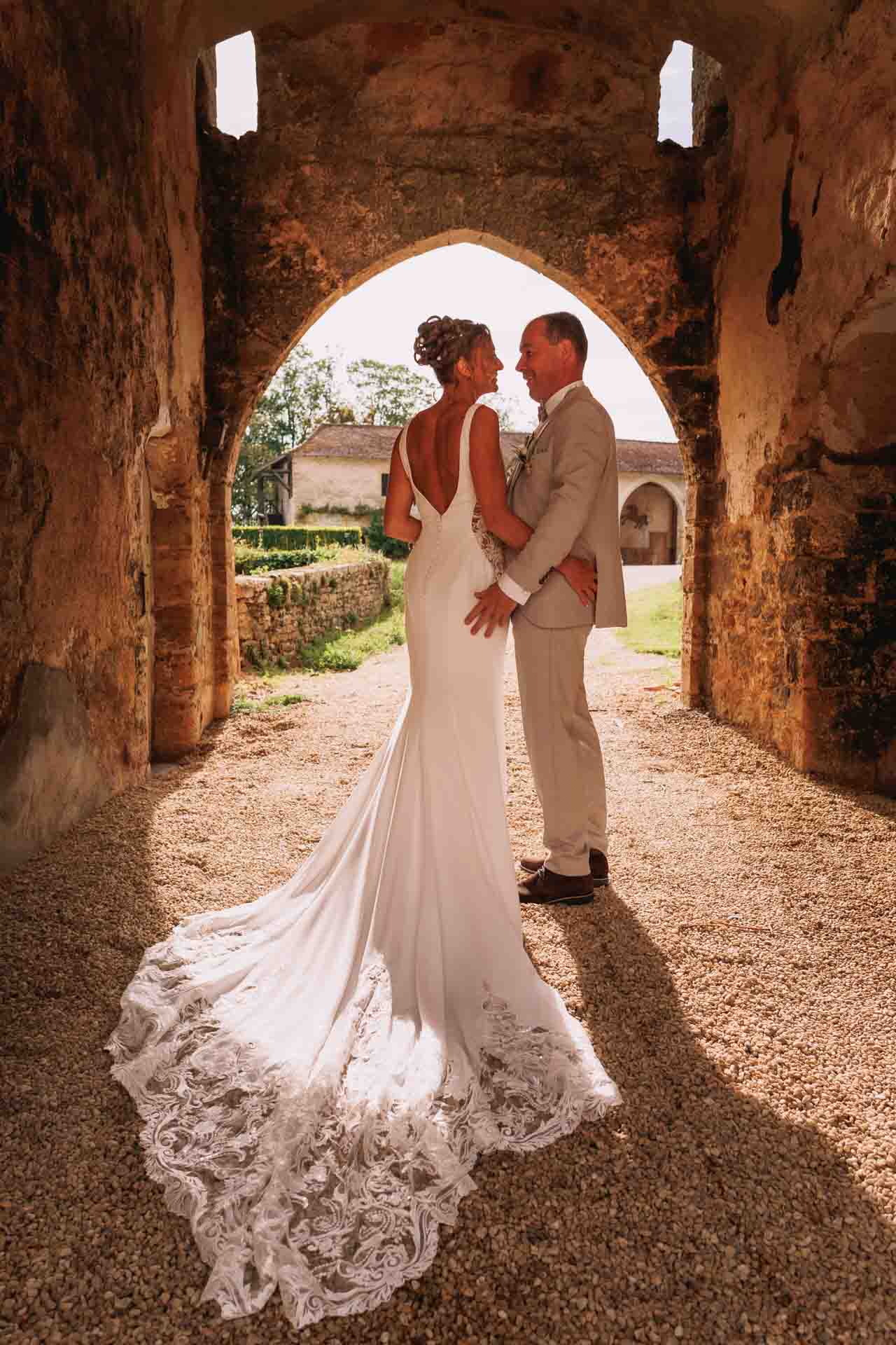 Mariés dans le porche du château - Portrait Photographe Mariage Niort