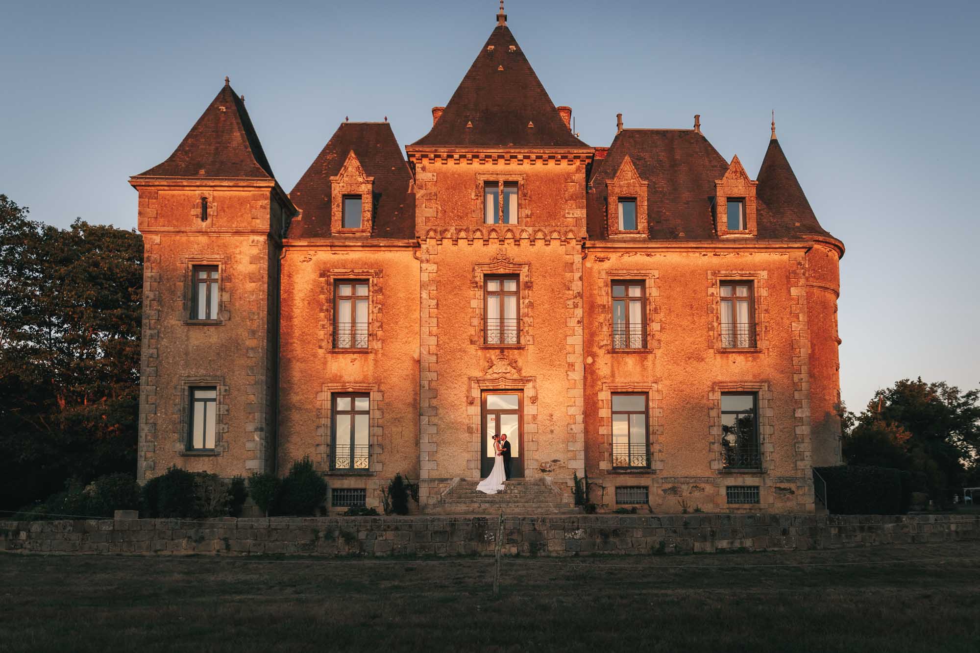 Photographie d'un couple de mariés devant un château - Photographe de Mariage la Rochelle