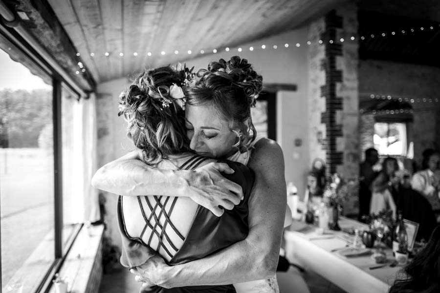 Moment de complicité après un dicours de cérémonie - Photographe Mariage Niort