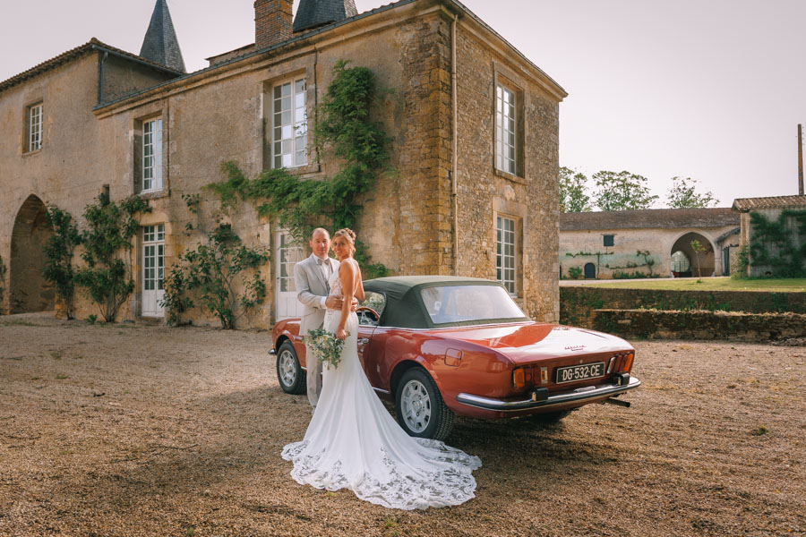 Potraits des mariés dans la cour du château - Photographe Mariage Niort