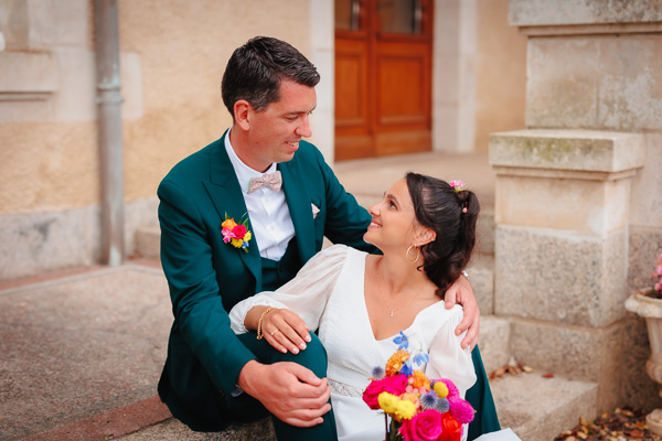 Photographe Mariage La Rochelle Mariés qui posent dans les marches - Photographe Mariage La Rochelle