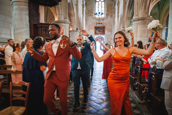 Les témoins dansent pour la cérémonie de mariage aux Sables d'Olonne, photo fun photographe Vendée